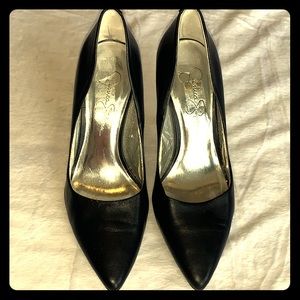 Jessica Simpson black pumps